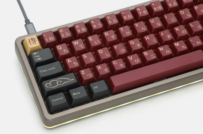 Die Tastaturkappen haben unter anderem eine zusätzliche Hiragana-Beschriftung. (Bild: Drop/Screenshot: Golem.de)